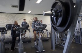 Eduardo Silva, preparador fisico, conversa com Adriano durante treino do Corinthians esta manhã no CT Joaquim Grava, no Parque Ecológico do Tiete. O time se prepara para o jogo contra o Fluminense, dia 12/06, domingo a tarde, no estádio do Pacaembu, pela 4ª rodada do Brasileirão 2011