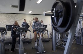 Eduardo Silva, preparador fisico, conversa com Adriano durante treino do Corinthians esta manh no CT Joaquim Grava, no Parque Ecolgico do Tiete. O time se prepara para o jogo contra o Fluminense, dia 12/06, domingo a tarde, no estdio do Pacaembu, pela 4 rodada do Brasileiro 2011