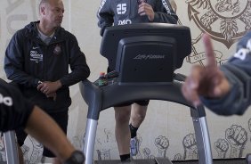 Mauri Lima, preparador de goleiros, e Renan durante treino do Corinthians esta manh no CT Joaquim Grava, no Parque Ecolgico do Tiete. O time se prepara para o jogo contra o Fluminense, dia 12/06, domingo a tarde, no estdio do Pacaembu, pela 4 rodada do Brasileiro 2011