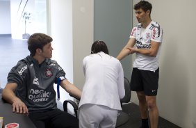 O goleiro Renan conversa com Alex durante exame durante treino do Corinthians esta manhã no CT Joaquim Grava, no Parque Ecológico do Tiete. O time se prepara para o jogo contra o Fluminense, dia 12/06, domingo a tarde, no estádio do Pacaembu, pela 4ª rodada do Brasileirão 2011