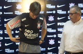 O goleiro Renan, ex-Avaí, ao lado do diretor adjunto Roberto Andrade foi apresentado hoje pela manha, após o treino do Corinthians no CT Joaquim Grava, no Parque Ecológico do Tiete. O time se prepara para o jogo contra o Fluminense, dia 12/06, domingo a tarde, no estádio do Pacaembu, pela 4ª rodada do Brasileirão 2011
