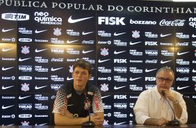 O goleiro Renan, ex-Avaí, ao lado do diretor adjunto Roberto Andrade, foi apresentado hoje pela manha, após o treino do Corinthians no CT Joaquim Grava, no Parque Ecológico do Tiete. O time se prepara para o jogo contra o Fluminense, dia 12/06, domingo a tarde, no estádio do Pacaembu, pela 4ª rodada do Brasileirão 2011