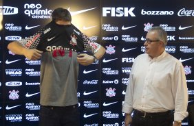O goleiro Renan, ex-Avaí, ao lado do diretor adjunto Roberto Andrade foi apresentado hoje pela manha, após o treino do Corinthians no CT Joaquim Grava, no Parque Ecológico do Tiete. O time se prepara para o jogo contra o Fluminense, dia 12/06, domingo a tarde, no estádio do Pacaembu, pela 4ª rodada do Brasileirão 2011