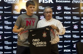 O goleiro Renan, ex-Avaí, ao lado do diretor adjunto Roberto Andrade, foi apresentado hoje pela manha, após o treino do Corinthians no CT Joaquim Grava, no Parque Ecológico do Tiete. O time se prepara para o jogo contra o Fluminense, dia 12/06, domingo a tarde, no estádio do Pacaembu, pela 4ª rodada do Brasileirão 2011