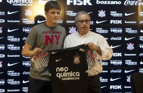 O goleiro Renan, ex-Ava, ao lado do diretor adjunto Roberto Andrade, foi apresentado hoje pela manha, aps o treino do Corinthians no CT Joaquim Grava, no Parque Ecolgico do Tiete. O time se prepara para o jogo contra o Fluminense, dia 12/06, domingo a tarde, no estdio do Pacaembu, pela 4 rodada do Brasileiro 2011