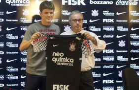 O goleiro Renan, ex-Ava, ao lado do diretor adjunto Roberto Andrade foi apresentado hoje pela manha, aps o treino do Corinthians no CT Joaquim Grava, no Parque Ecolgico do Tiete. O time se prepara para o jogo contra o Fluminense, dia 12/06, domingo a tarde, no estdio do Pacaembu, pela 4 rodada do Brasileiro 2011