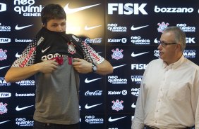 O goleiro Renan, ex-Ava, ao lado do diretor adjunto Roberto Andrade foi apresentado hoje pela manha, aps o treino do Corinthians no CT Joaquim Grava, no Parque Ecolgico do Tiete. O time se prepara para o jogo contra o Fluminense, dia 12/06, domingo a tarde, no estdio do Pacaembu, pela 4 rodada do Brasileiro 2011