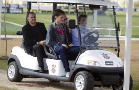 O goleiro Renan, ex-Avaí, chega ao lado do diretor adjunto Duilio Monteiro Alves(d) foi apresentado hoje pela manha, após o treino do Corinthians no CT Joaquim Grava, no Parque Ecológico do Tiete. O time se prepara para o jogo contra o Fluminense, dia 12/06, domingo a tarde, no estádio do Pacaembu, pela 4ª rodada do Brasileirão 2011