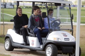 O goleiro Renan, ex-Ava, chega ao lado do diretor adjunto Duilio Monteiro Alves(d) foi apresentado hoje pela manha, aps o treino do Corinthians no CT Joaquim Grava, no Parque Ecolgico do Tiete. O time se prepara para o jogo contra o Fluminense, dia 12/06, domingo a tarde, no estdio do Pacaembu, pela 4 rodada do Brasileiro 2011