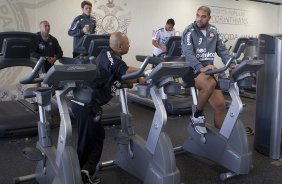 O preparador físico Eduardo Silva conversa com Adriano durante treino do Corinthians esta manhã no CT Joaquim Grava, no Parque Ecológico do Tiete. O time se prepara para o jogo contra o Fluminense, dia 12/06, domingo a tarde, no estádio do Pacaembu, pela 4ª rodada do Brasileirão 2011