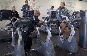 O preparador fsico Eduardo Silva conversa com Adriano durante treino do Corinthians esta manh no CT Joaquim Grava, no Parque Ecolgico do Tiete. O time se prepara para o jogo contra o Fluminense, dia 12/06, domingo a tarde, no estdio do Pacaembu, pela 4 rodada do Brasileiro 2011