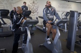 O preparador físico Eduardo Silva conversa com Adriano durante treino do Corinthians esta manhã no CT Joaquim Grava, no Parque Ecológico do Tiete. O time se prepara para o jogo contra o Fluminense, dia 12/06, domingo a tarde, no estádio do Pacaembu, pela 4ª rodada do Brasileirão 2011