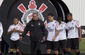 Tite(c) durante treino do Corinthians esta manh no CT Joaquim Grava, no Parque Ecolgico do Tiete. O time se prepara para o jogo contra o Fluminense, dia 12/06, domingo a tarde, no estdio do Pacaembu, pela 4 rodada do Brasileiro 2011