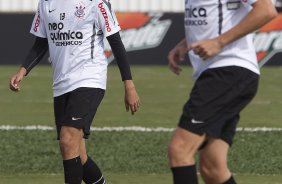 Wallace e Paulo Andr durante treino do Corinthians esta manh no CT Joaquim Grava, no Parque Ecolgico do Tiete. O time se prepara para o jogo contra o Fluminense, dia 12/06, domingo a tarde, no estdio do Pacaembu, pela 4 rodada do Brasileiro 2011