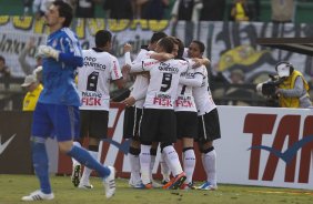Corinthians comemora seu primeiro gol durante a partida entre Corinthians x Fluminense, realizada esta tarde no estdio do Pacaembu, pela 4 rodada do Campeonato Brasileiro de 2011