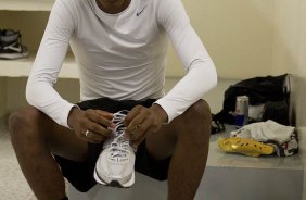 Edenilson nos vestiários antes da partida entre Corinthians x Fluminense, realizada esta tarde no estádio do Pacaembu, pela 4ª rodada do Campeonato Brasileiro de 2011