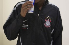 Edenilson nos vestiários antes da partida entre Corinthians x Fluminense, realizada esta tarde no estádio do Pacaembu, pela 4ª rodada do Campeonato Brasileiro de 2011