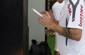 Fabio Santos rezando nos vestiários antes da partida entre Corinthians x Fluminense, realizada esta tarde no estádio do Pacaembu, pela 4ª rodada do Campeonato Brasileiro de 2011