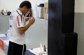 Fabio Santos rezando nos vestiários antes da partida entre Corinthians x Fluminense, realizada esta tarde no estádio do Pacaembu, pela 4ª rodada do Campeonato Brasileiro de 2011