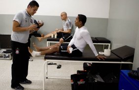 O enfermeiro Cleber Costa; Julio Cesar e Jorge Henrique nos vestiários antes da partida entre Corinthians x Fluminense, realizada esta tarde no estádio do Pacaembu, pela 4ª rodada do Campeonato Brasileiro de 2011
