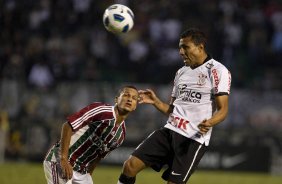 Souza e Luis Ramirez durante a partida entre Corinthians x Fluminense, realizada esta tarde no estdio do Pacaembu, pela 4 rodada do Campeonato Brasileiro de 2011
