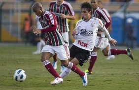 Tarta e Willian durante a partida entre Corinthians x Fluminense, realizada esta tarde no estdio do Pacaembu, pela 4 rodada do Campeonato Brasileiro de 2011