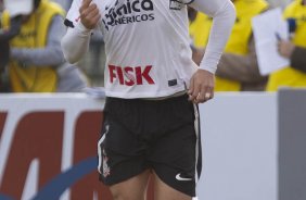 Willian comemora seu primeiro gol durante a partida entre Corinthians x Fluminense, realizada esta tarde no estdio do Pacaembu, pela 4 rodada do Campeonato Brasileiro de 2011