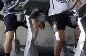 Alessandro e Adriano durante treino do Corinthians esta tarde no CT Joaquim Grava, no Parque Ecolgico do Tiete. O time se prepara para o jogo contra o So Paulo, dia 26/06, domingo a tarde, no estdio do Pacaembu, pela 6 rodada do Brasileiro 2011