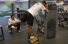 Adriano com o fisioterapeuta Bruno Mazziotti durante treino do Corinthians esta tarde no CT Joaquim Grava, no Parque Ecolgico do Tiete. O time se prepara para o jogo contra o So Paulo, dia 26/06, domingo a tarde, no estdio do Pacaembu, pela 6 rodada do Brasileiro 2011