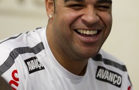 Adriano, com o fisioterapeuta Caio Mello, durante treino do Corinthians esta tarde no CT Joaquim Grava, no Parque Ecolgico do Tiete. O time se prepara para o jogo contra o So Paulo, dia 26/06, domingo a tarde, no estdio do Pacaembu, pela 6 rodada do Brasileiro 2011