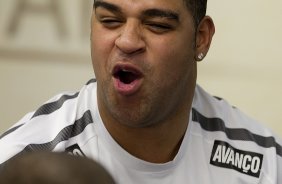 Adriano, com o fisioterapeuta Caio Mello, durante treino do Corinthians esta tarde no CT Joaquim Grava, no Parque Ecolgico do Tiete. O time se prepara para o jogo contra o So Paulo, dia 26/06, domingo a tarde, no estdio do Pacaembu, pela 6 rodada do Brasileiro 2011