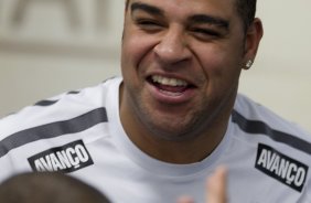 Adriano, com o fisioterapeuta Caio Mello, durante treino do Corinthians esta tarde no CT Joaquim Grava, no Parque Ecolgico do Tiete. O time se prepara para o jogo contra o So Paulo, dia 26/06, domingo a tarde, no estdio do Pacaembu, pela 6 rodada do Brasileiro 2011