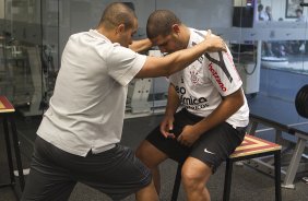 Adriano com o fisioterapeuta Caio Mello durante treino do Corinthians esta tarde no CT Joaquim Grava, no Parque Ecolgico do Tiete. O time se prepara para o jogo contra o So Paulo, dia 26/06, domingo a tarde, no estdio do Pacaembu, pela 6 rodada do Brasileiro 2011