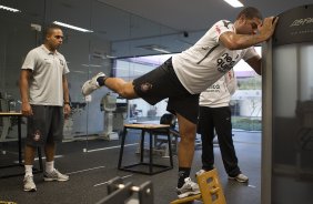 Adriano com o fisioterapeuta Caio Mello durante treino do Corinthians esta tarde no CT Joaquim Grava, no Parque Ecolgico do Tiete. O time se prepara para o jogo contra o So Paulo, dia 26/06, domingo a tarde, no estdio do Pacaembu, pela 6 rodada do Brasileiro 2011