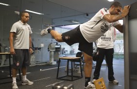 Adriano com o fisioterapeuta Caio Mello durante treino do Corinthians esta tarde no CT Joaquim Grava, no Parque Ecolgico do Tiete. O time se prepara para o jogo contra o So Paulo, dia 26/06, domingo a tarde, no estdio do Pacaembu, pela 6 rodada do Brasileiro 2011