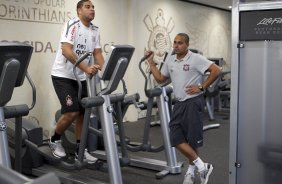 Adriano, com o fisioterapeuta Caio Mello, durante treino do Corinthians esta tarde no CT Joaquim Grava, no Parque Ecolgico do Tiete. O time se prepara para o jogo contra o So Paulo, dia 26/06, domingo a tarde, no estdio do Pacaembu, pela 6 rodada do Brasileiro 2011