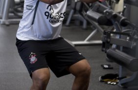 Adriano, com o fisioterapeuta Caio Mello, durante treino do Corinthians esta tarde no CT Joaquim Grava, no Parque Ecolgico do Tiete. O time se prepara para o jogo contra o So Paulo, dia 26/06, domingo a tarde, no estdio do Pacaembu, pela 6 rodada do Brasileiro 2011