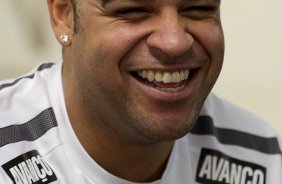 Adriano, com o fisioterapeuta Caio Mello, durante treino do Corinthians esta tarde no CT Joaquim Grava, no Parque Ecolgico do Tiete. O time se prepara para o jogo contra o So Paulo, dia 26/06, domingo a tarde, no estdio do Pacaembu, pela 6 rodada do Brasileiro 2011