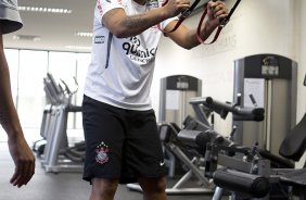 Adriano, com o fisioterapeuta Caio Mello, durante treino do Corinthians esta tarde no CT Joaquim Grava, no Parque Ecolgico do Tiete. O time se prepara para o jogo contra o So Paulo, dia 26/06, domingo a tarde, no estdio do Pacaembu, pela 6 rodada do Brasileiro 2011