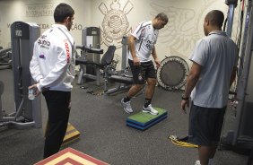 Adriano com os fisioterapeutas Bruno Mazziotti e Caio Mello durante treino do Corinthians esta tarde no CT Joaquim Grava, no Parque Ecolgico do Tiete. O time se prepara para o jogo contra o So Paulo, dia 26/06, domingo a tarde, no estdio do Pacaembu, pela 6 rodada do Brasileiro 2011