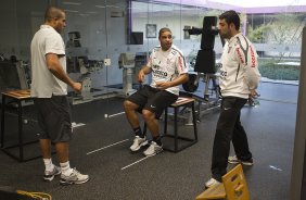 Adriano com os fisioterapeutas Caio Mello e Bruno Mazziotti durante treino do Corinthians esta tarde no CT Joaquim Grava, no Parque Ecolgico do Tiete. O time se prepara para o jogo contra o So Paulo, dia 26/06, domingo a tarde, no estdio do Pacaembu, pela 6 rodada do Brasileiro 2011