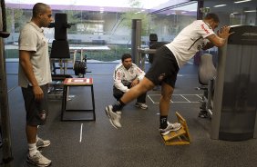 Adriano com os fisioterapeutas Caio Mello e Bruno Mazziotti durante treino do Corinthians esta tarde no CT Joaquim Grava, no Parque Ecolgico do Tiete. O time se prepara para o jogo contra o So Paulo, dia 26/06, domingo a tarde, no estdio do Pacaembu, pela 6 rodada do Brasileiro 2011