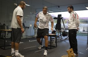 Adriano com os fisioterapeutas Caio Mello e Bruno Mazziotti durante treino do Corinthians esta tarde no CT Joaquim Grava, no Parque Ecolgico do Tiete. O time se prepara para o jogo contra o So Paulo, dia 26/06, domingo a tarde, no estdio do Pacaembu, pela 6 rodada do Brasileiro 2011