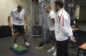 Adriano com os fisioterapeutas Caio Mello e Bruno Mazziotti(d) durante treino do Corinthians esta tarde no CT Joaquim Grava, no Parque Ecolgico do Tiete. O time se prepara para o jogo contra o So Paulo, dia 26/06, domingo a tarde, no estdio do Pacaembu, pela 6 rodada do Brasileiro 2011