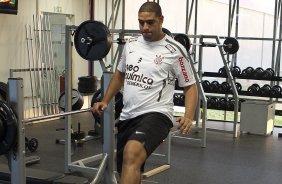 Adriano durante treino do Corinthians esta tarde no CT Joaquim Grava, no Parque Ecolgico do Tiete. O time se prepara para o jogo contra o So Paulo, dia 26/06, domingo a tarde, no estdio do Pacaembu, pela 6 rodada do Brasileiro 2011