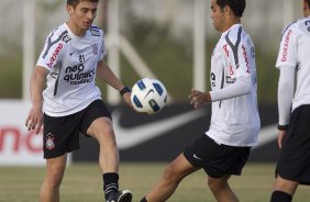 Aex e Welder durante treino do Corinthians esta tarde no CT Joaquim Grava, no Parque Ecolgico do Tiete. O time se prepara para o jogo contra o So Paulo, dia 26/06, domingo a tarde, no estdio do Pacaembu, pela 6 rodada do Brasileiro 2011