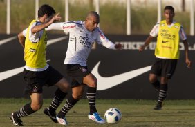 Bruno Octavio e Emerson durante treino do Corinthians esta tarde no CT Joaquim Grava, no Parque Ecolgico do Tiete. O time se prepara para o jogo contra o So Paulo, dia 26/06, domingo a tarde, no estdio do Pacaembu, pela 6 rodada do Brasileiro 2011