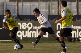 Denner e Willian durante treino do Corinthians esta tarde no CT Joaquim Grava, no Parque Ecolgico do Tiete. O time se prepara para o jogo contra o So Paulo, dia 26/06, domingo a tarde, no estdio do Pacaembu, pela 6 rodada do Brasileiro 2011