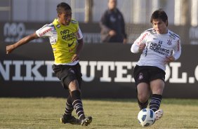 Denner e Willian durante treino do Corinthians esta tarde no CT Joaquim Grava, no Parque Ecolgico do Tiete. O time se prepara para o jogo contra o So Paulo, dia 26/06, domingo a tarde, no estdio do Pacaembu, pela 6 rodada do Brasileiro 2011