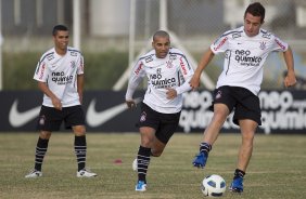 Douglas; Emerson e Fran durante treino do Corinthians esta tarde no CT Joaquim Grava, no Parque Ecolgico do Tiete. O time se prepara para o jogo contra o So Paulo, dia 26/06, domingo a tarde, no estdio do Pacaembu, pela 6 rodada do Brasileiro 2011